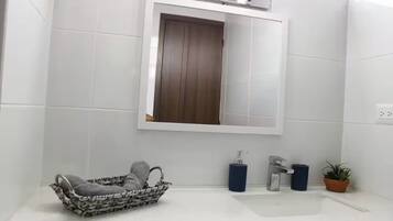 Regadera, toallas, jabón, papel de baño