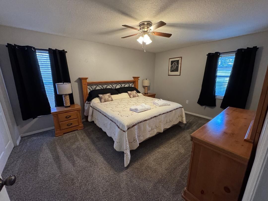 2 chambres, bureau, fer et planche à repasser, lit parapluie