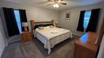 2 chambres, bureau, fer et planche Ă repasser, lit parapluie