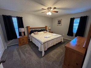 2 chambres, bureau, fer et planche à repasser, lit parapluie