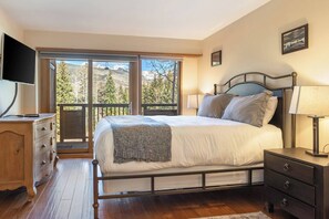 2 bedrooms, desk, iron/ironing board, WiFi - Fallridge Condo - Summer Pool Near Vail Golf Club (Vail)