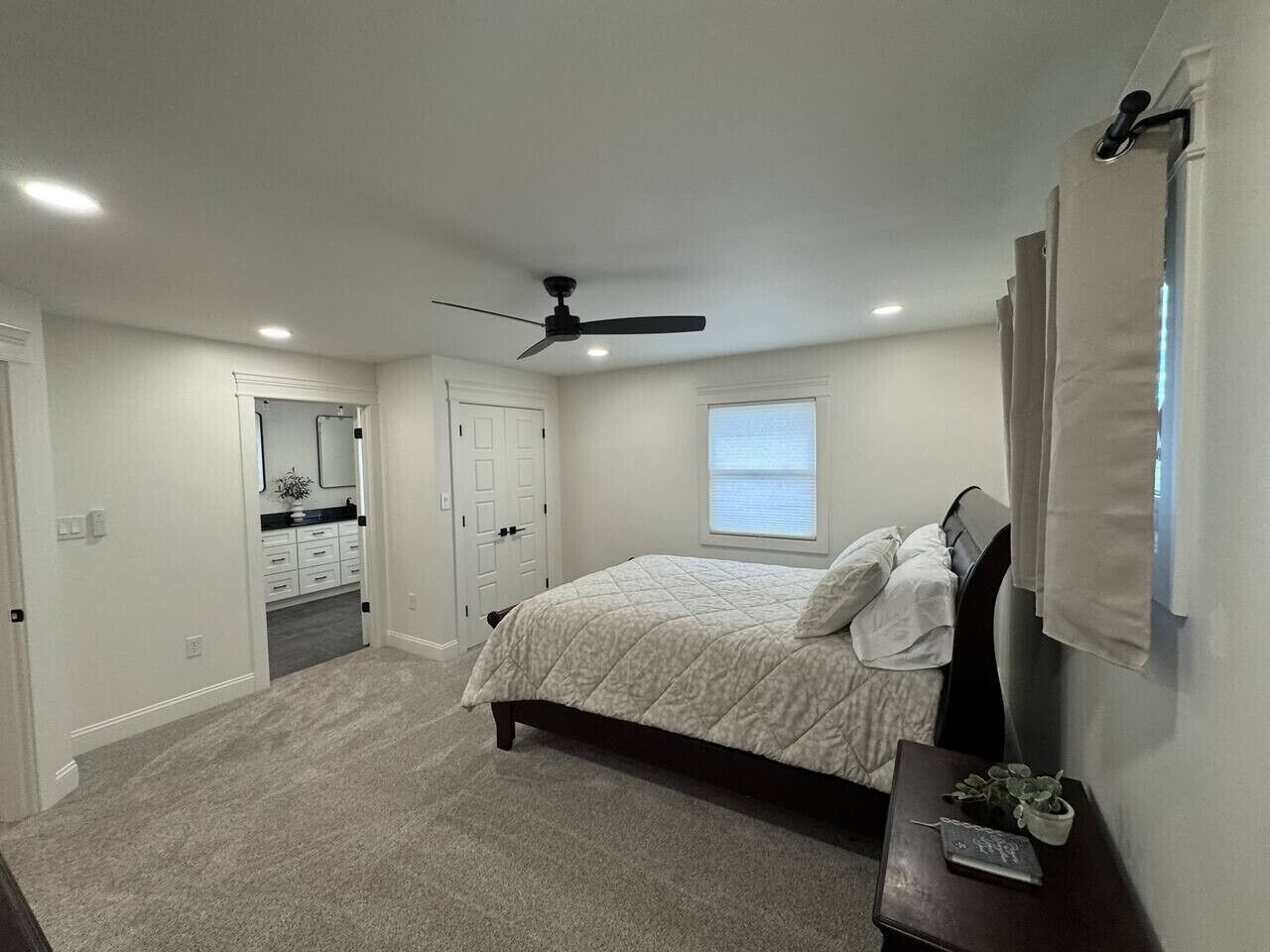 2 bedrooms, desk, WiFi, bed sheets