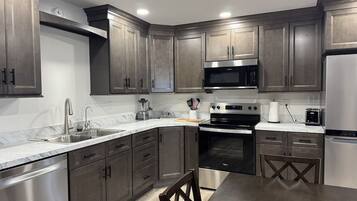 Geladeira, micro-ondas, fogão, cooktop