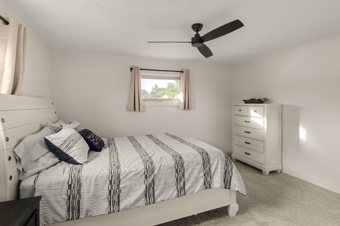 2 bedrooms, desk, WiFi, bed sheets