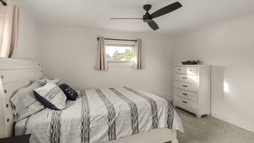 2 bedrooms, desk, WiFi, bed sheets