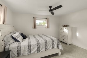 2 bedrooms, desk, WiFi, bed sheets - Farm Views | 10min to Sight & Sound (Ronks)