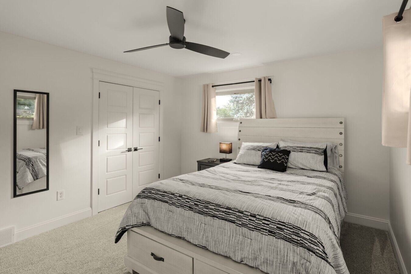 2 bedrooms, desk, WiFi, bed sheets