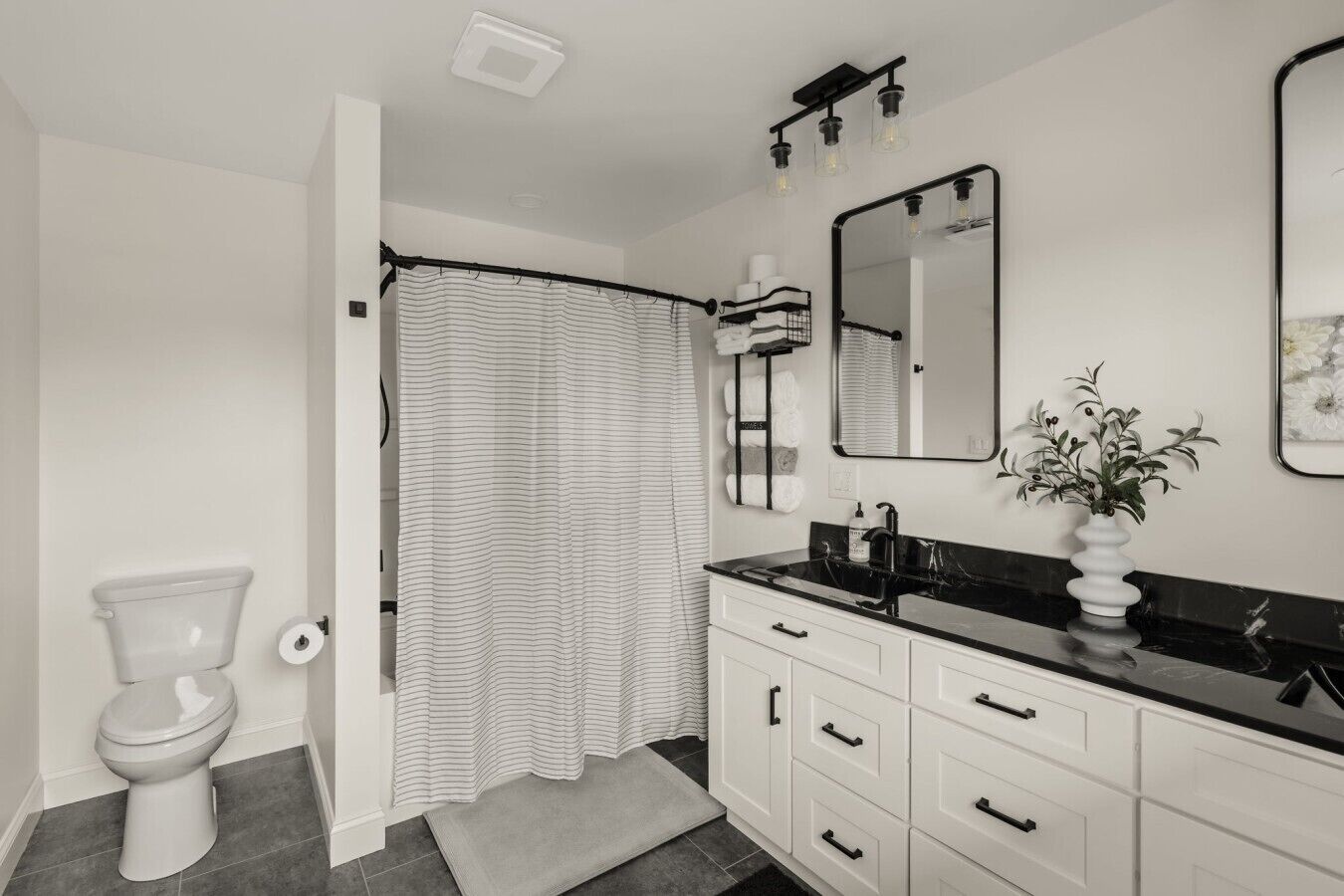 Douche, séchoir à cheveux, serviettes fournies