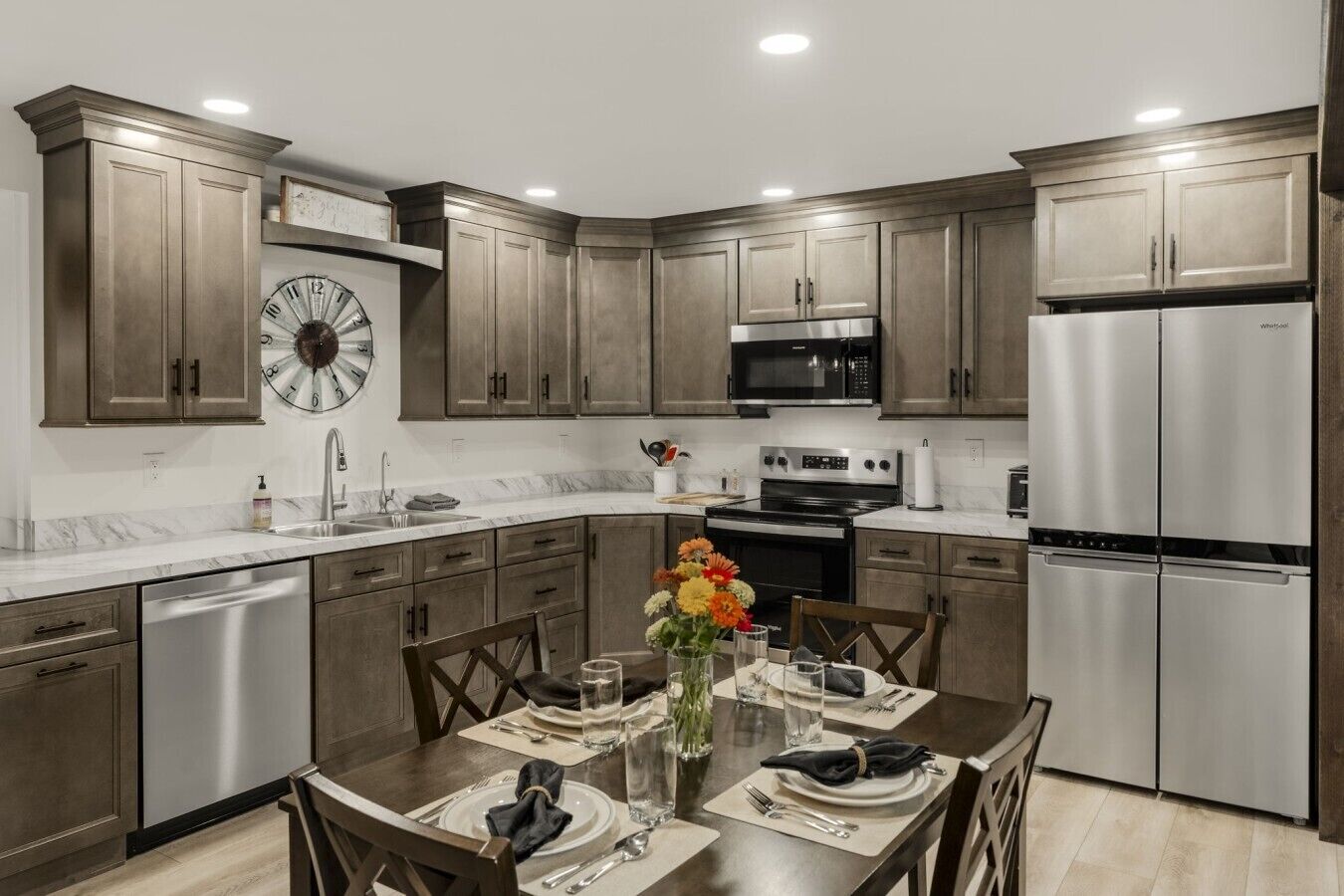 Coffee/tea maker, fridge, microwave, oven