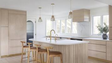 Geladeira, micro-ondas, fogão, cooktop