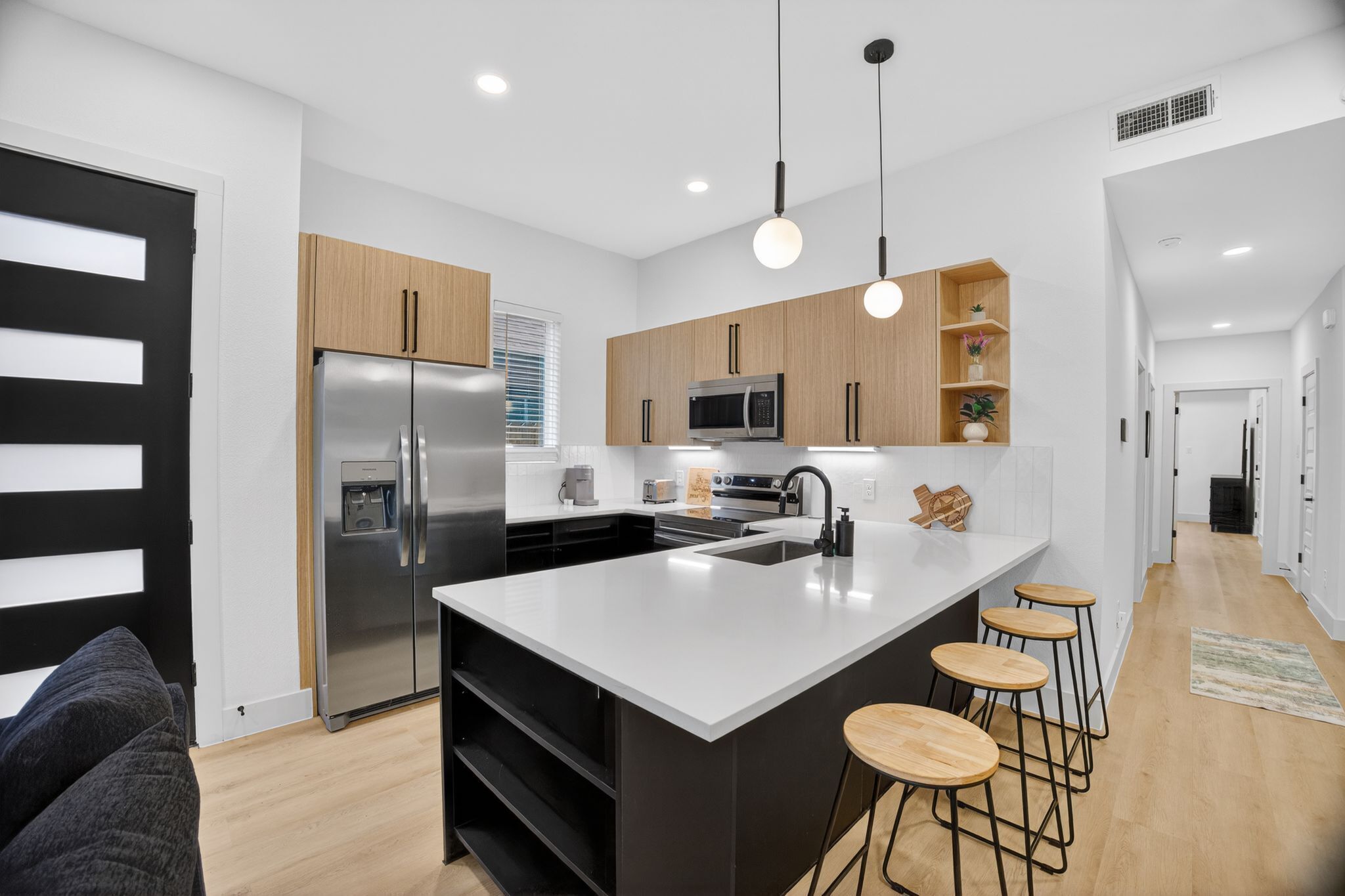 Kjøleskap, mikrobølgeovn, ovn og kokeplater