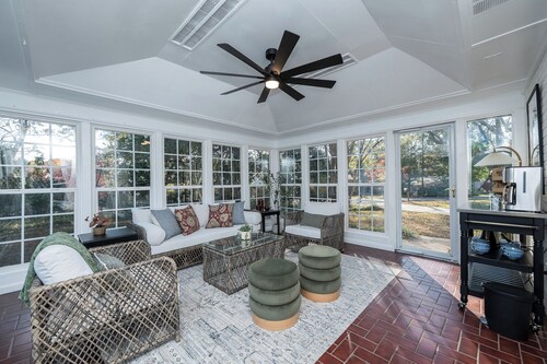Private pool, pickleball court, game room & sunroom — near Greenville