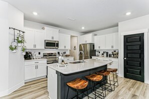 Kylskåp, mikrovågsugn, ugn och spishäll