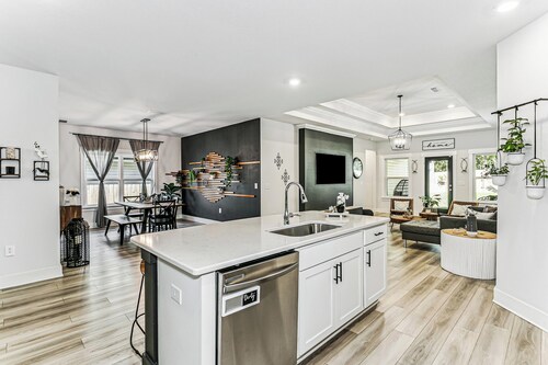 Warm & cozy new 4BR, Open concept - Fully equipped