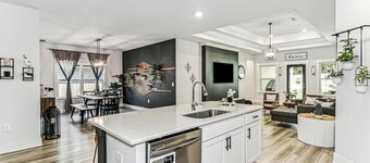 Warm & cozy new 4BR, Open concept - Fully equipped