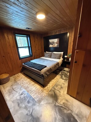 4 bedrooms, iron/ironing board, WiFi, bed sheets - Waterfront- Modern Luxurious Cabin on Clam Lake – Torch Lake Boating (Bellaire)