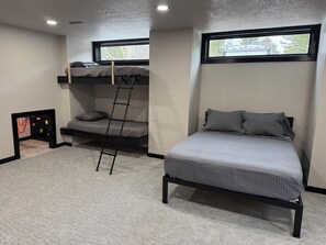 4 habitaciones, tabla de planchar con plancha, wifi y ropa de cama 