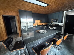 Fridge, microwave, oven, stovetop - Waterfront- Modern Luxurious Cabin on Clam Lake – Torch Lake Boating (Bellaire)