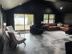 Smart TV - Waterfront- Modern Luxurious Cabin on Clam Lake – Torch Lake Boating (Bellaire)