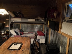 Tabla de planchar con plancha, wifi y ropa de cama