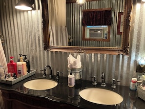 Secadora de cabello, toallas, jabón, papel de baño