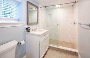 Serviettes fournies, savon, papier toilette