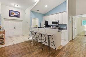 Private kitchen - Mango Manor – Central Stay with King Suite (Port Charlotte)