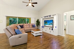 TV - Mango Manor – Central Stay with King Suite (Port Charlotte)