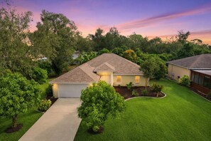 Exterior - Mango Manor – Central Stay with King Suite (Port Charlotte)