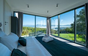 4 bedrooms, in-room safe, travel cot, free WiFi - Lovely home in Pican with sauna (Pican)
