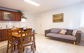 TV - 2 bedroom lovely apartment in Bale (Bale)