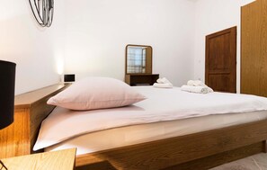 1 habitación, tabla de planchar con plancha y cuna de viaje 