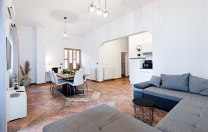 TV - Stunning apartment in Bale (Bale)