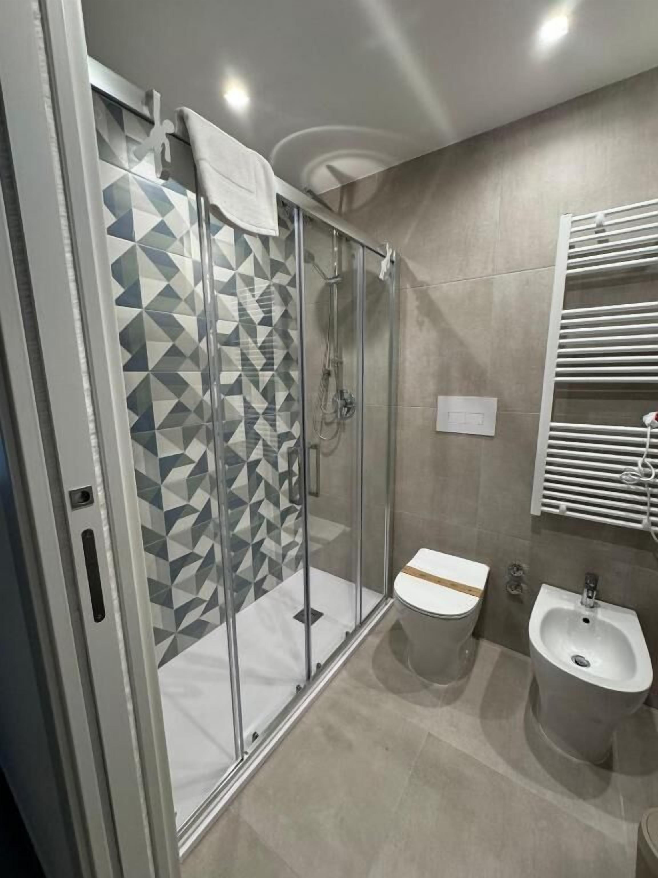 淋浴设施、免费洗浴用品、吹风机、毛巾