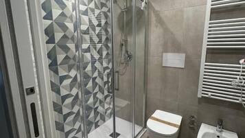 Douche, articles de toilette gratuits, sèche-cheveux