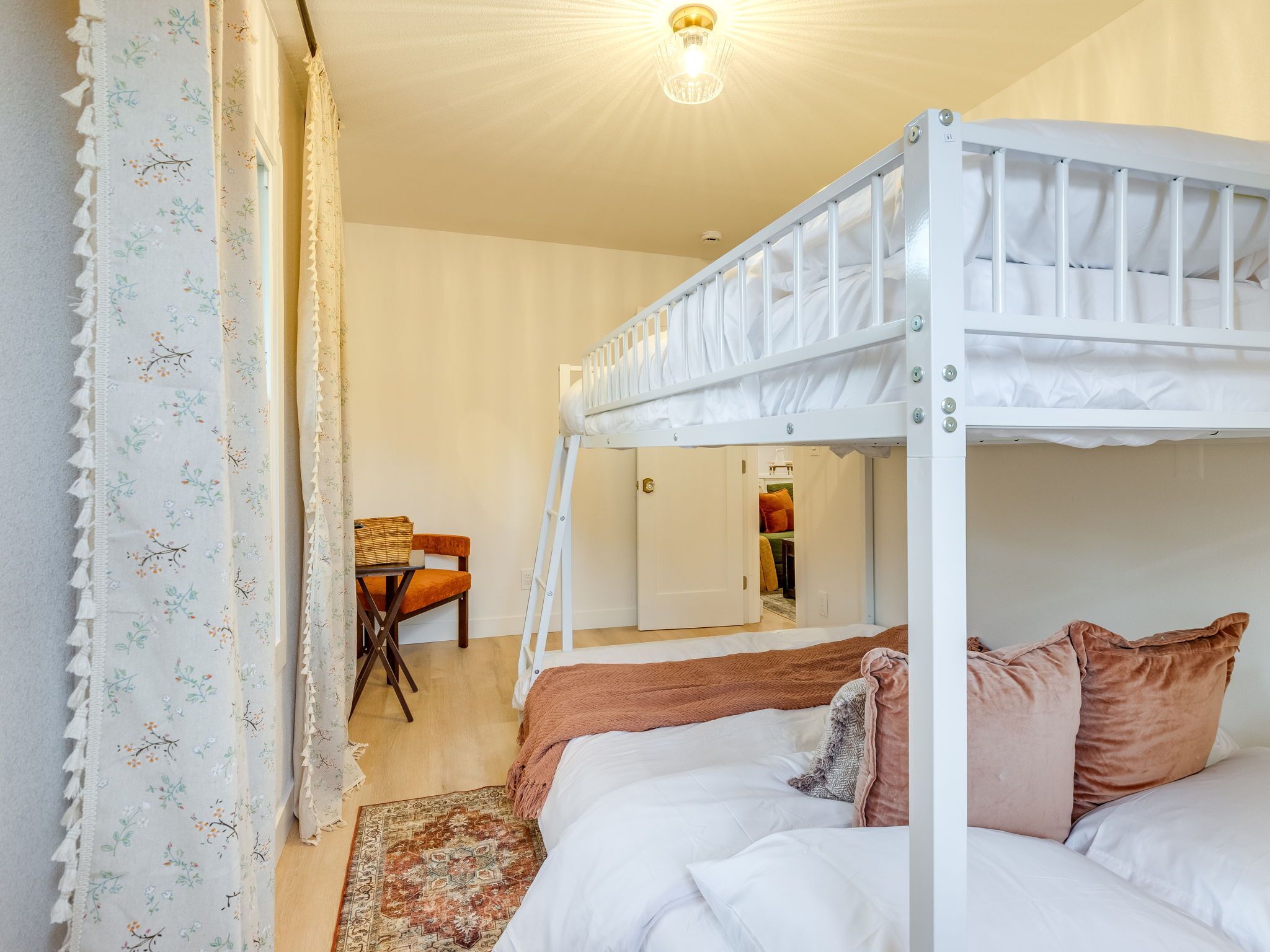 2 bedrooms, iron/ironing board, internet, bed sheets