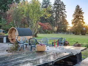 Outdoor dining - SPA&Sauna Retreat-Serene Setting, picnic/fireplace, Enjoy with the whole family! (Vancouver)