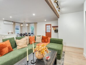 TV, fireplace - SPA&Sauna Retreat-Serene Setting, picnic/fireplace, Enjoy with the whole family! (Vancouver)