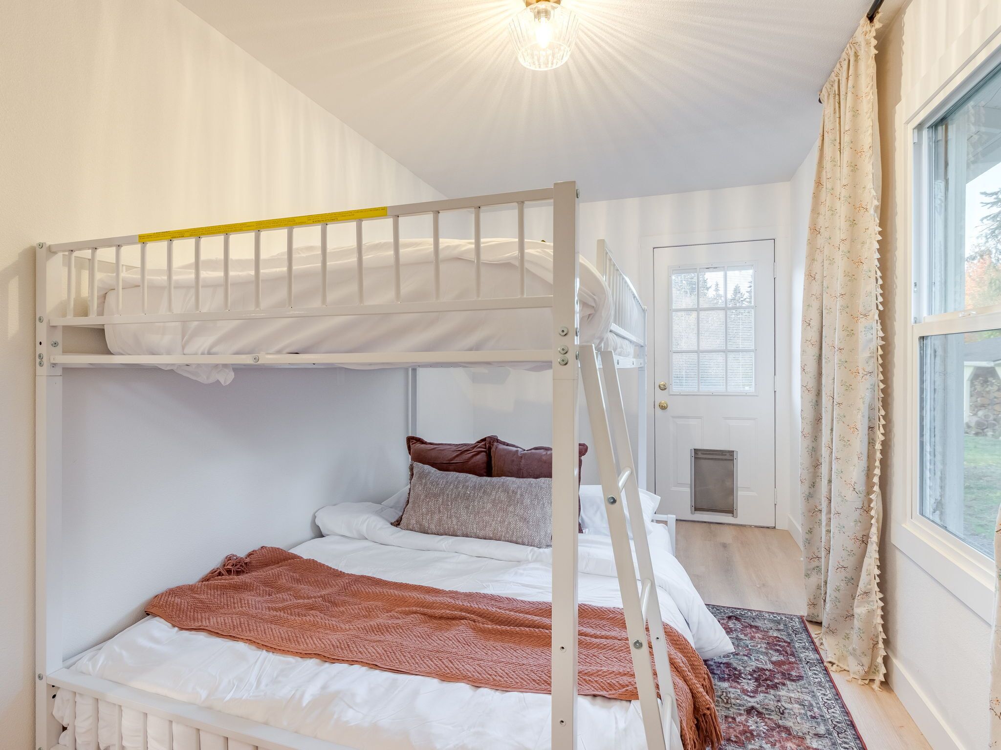 2 slaapkamers, een strijkplank/strijkijzer, internet, beddengoed