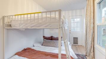 Iron/ironing board, internet, bed sheets