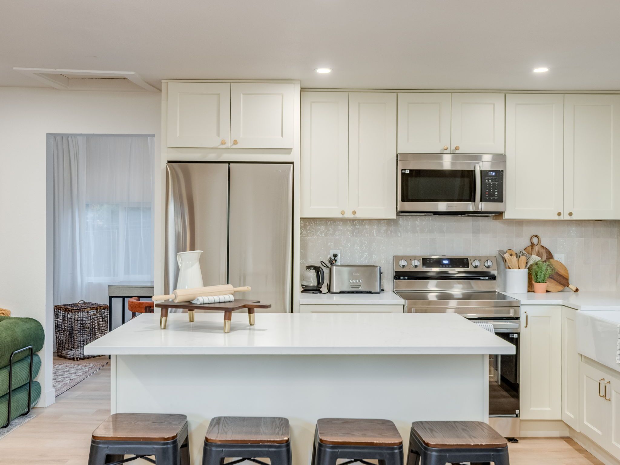 Micro-ondes, four, plaque de cuisson, lave-vaisselle