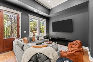 Smart-tv, pejs, videospil, bordtennisbord