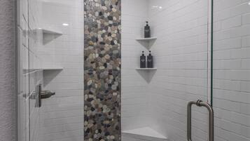 Douche, sèche-cheveux, serviettes fournies, savon