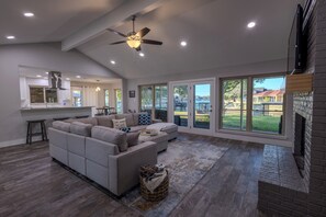 Smart TV, chimenea y libros