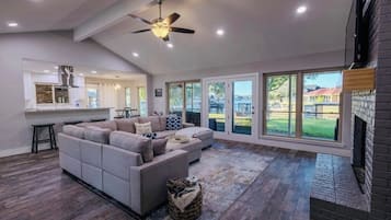 Téléviseur connecté, foyer, livres