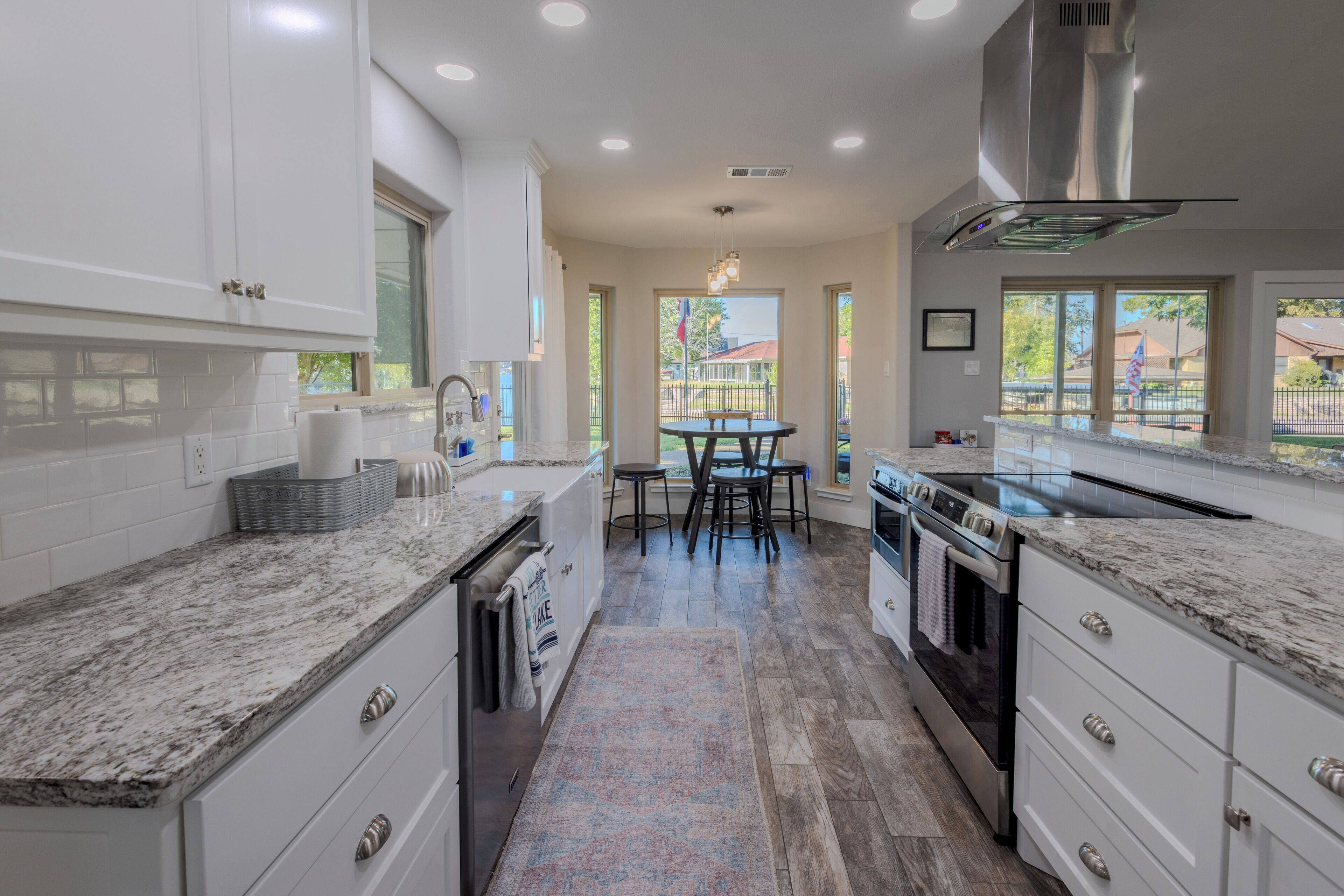 Micro-ondes, four, plaque de cuisson, lave-vaisselle