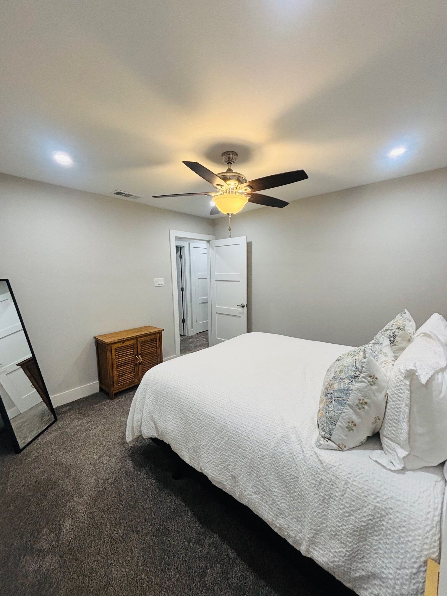 3 habitaciones, tabla de planchar con plancha, cuna de viaje y wifi 