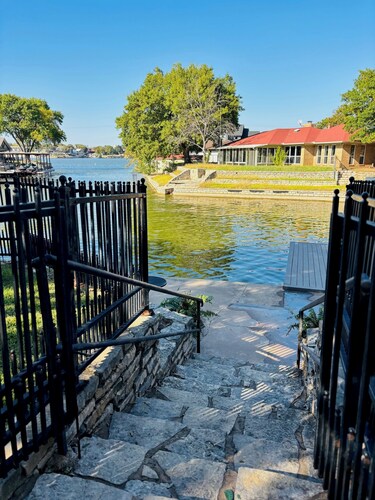 NEW beautiful 3-bedroom lakefront home 5 mins from Granbury Square