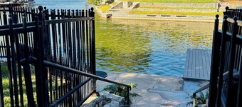 NEW beautiful 3-bedroom lakefront home 5 mins from Granbury Square