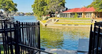 NEW beautiful 3-bedroom lakefront home 5 mins from Granbury Square